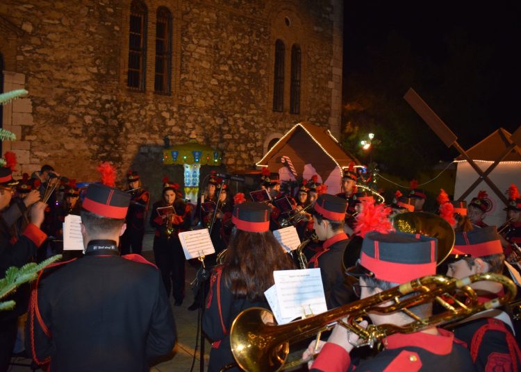 Φωταγωγήθηκε το Χριστουγεννιάτικο Δέντρο στα Λεχαινά