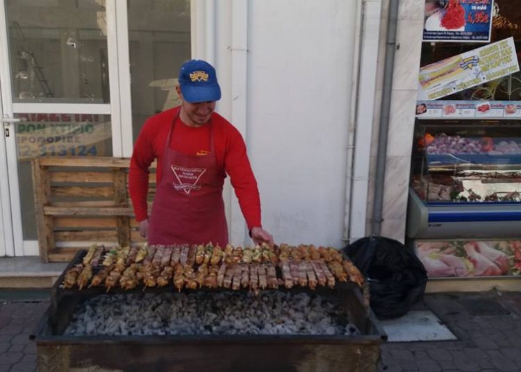 Τσίκνισε ο Πύργος και όλη η Ηλεία – Παρά τον άστατο καιρό ψησταριές παντού για να τηρηθεί το έθιμο (φωτο)