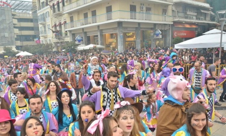 Πάτρα: Ετοιμάζονται για παρέλαση το μεσημέρι οι χιλιάδες καρναβαλιστές