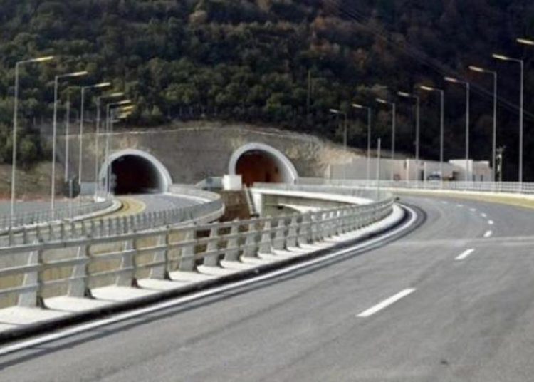 Πάτρα: Σοβαρό τροχαίο στην Περιμετρική – Αναποδογύρισε αυτοκίνητο