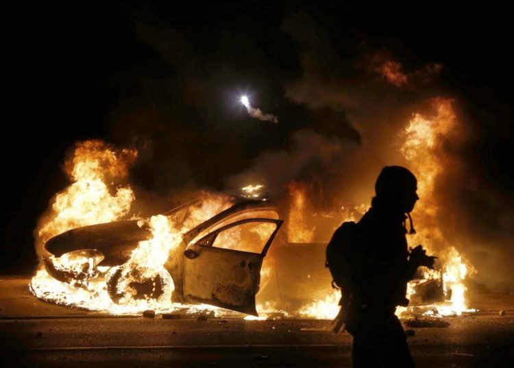 Στις φλόγες οι ΗΠΑ -Χάος μετά την αθώωση του αστυνομικού που σκότωσε τον άοπλο 18χρονο (φωτό)