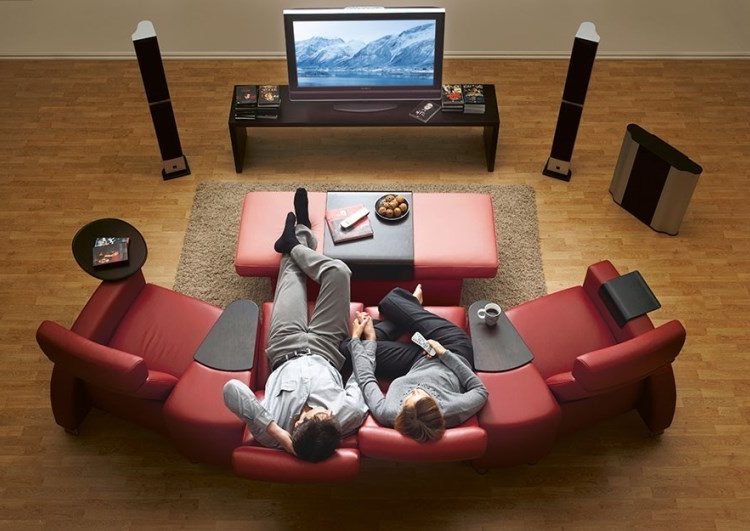 Η ζωή με τον κορονοϊό: Το 80% “έκοψε” τις εξόδους, το 71% δεν θέλει… να κοινωνήσει