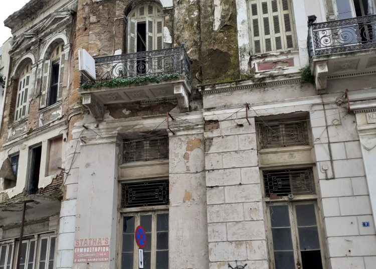 ΠΥΡΓΟΣ- ΚΙΝΔΥΝΟΣ: Ξηλώθηκαν οι σκαλωσιές από το κτίριο του πρώην “Αχίλειου” (φωτο)