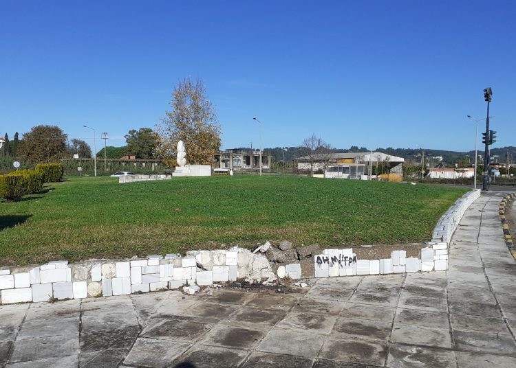 ΠΥΡΓΟΣ: Ξήλωσαν τα μάρμαρα από τα παρτέρια στον κόμβο Φιλοθέης