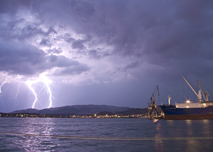 Βροχές και καταιγίδες σε ολόκληρη τη χώρα μέχρι το βράδυ