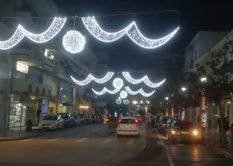 ΠΥΡΓΟΣ: Τοποθετείται εορταστικός διάκοσμος για τα Χριστούγεννα