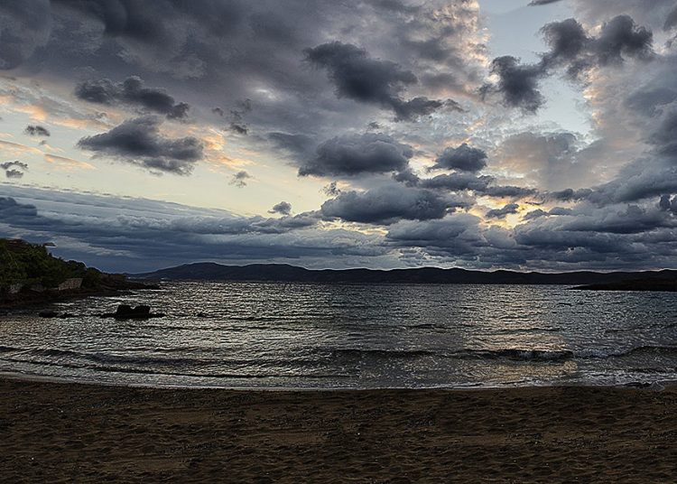 Με συννεφιά και τοπικές βροχές ο καιρός