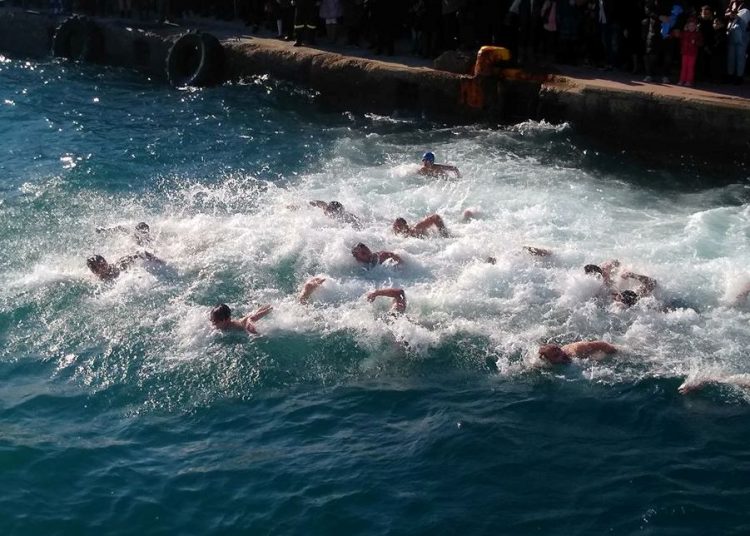 ΘΕΟΦΑΝΕΙΑ ΣΤΟ ΚΑΤΑΚΟΛΟ: Βούτηξαν 16 αλλά ο Σταυρός δεν ευρέθη