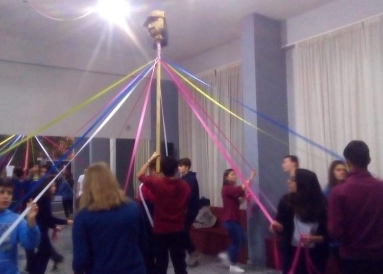 ΛΥΚΕΙΟ ΕΛΛΗΝΙΔΩΝ ΠΥΡΓΟΥ: Πρόβα για το γαιτανάκι