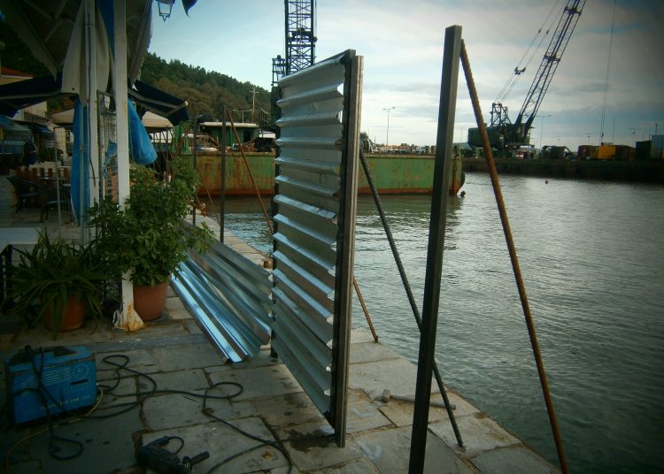 Σε εξέλιξη τα έργα στο λιμάνι Κατακόλου.Τοποθετήθηκαν κιγκλιδώματα