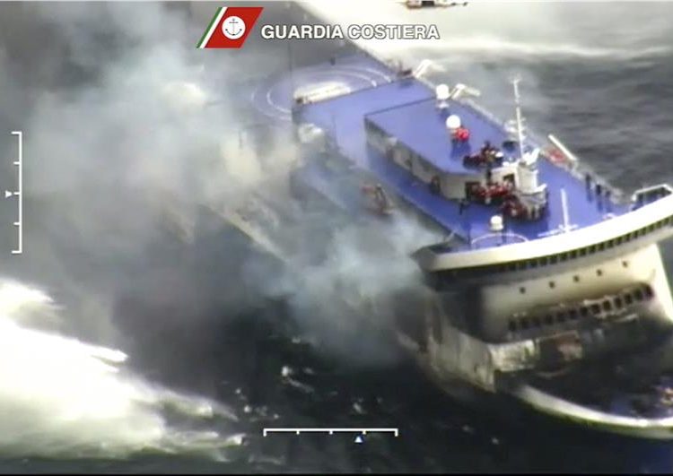 Στους 329 οι διασωθέντες- Σε εξέλιξη η επιχείρηση εκκένωσης του «Norman Atlantic»-Πληροφορίες για 4 νεκρούς