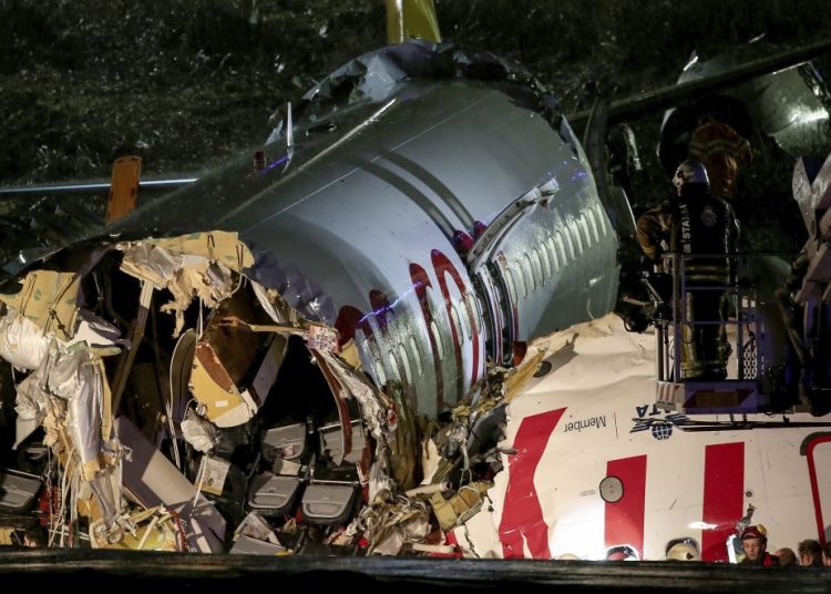 Οι δραματικές στιγμές από το αεροπλάνο που κόπηκε στα δύο