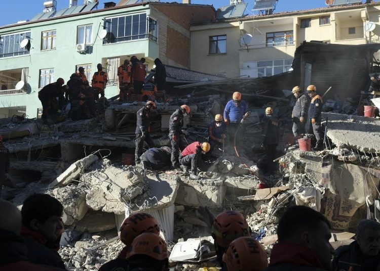 Σεισμός στην Τουρκία: Στους 31 οι νεκροί – Φόβοι ειδικών για μεγαλύτερο σεισμό