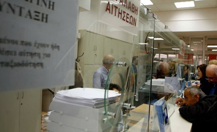 Ανοίγει το ασφαλιστικό η κυβέρνηση με περικοπές στις πρόωρες συνταξιοδοτήσεις