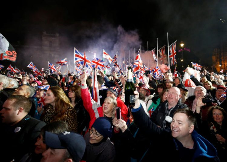 Brexit: Άνοιξαν σαμπάνιες στο Λονδίνο για την ιστορική έξοδο! Ολονυχτία και θλίψη για τους ευρωπαϊστές