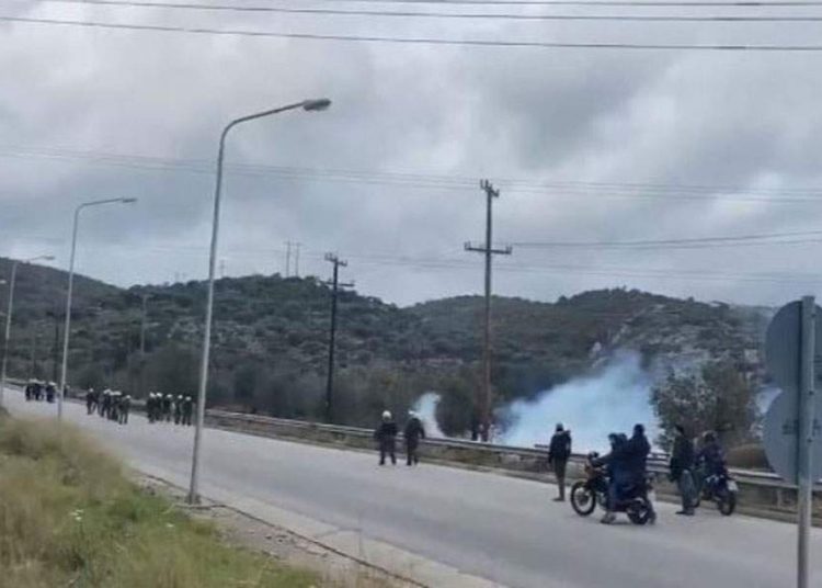 Επεισόδια με φωτιές και χημικά σε πορεία μεταναστών στη Λέσβο