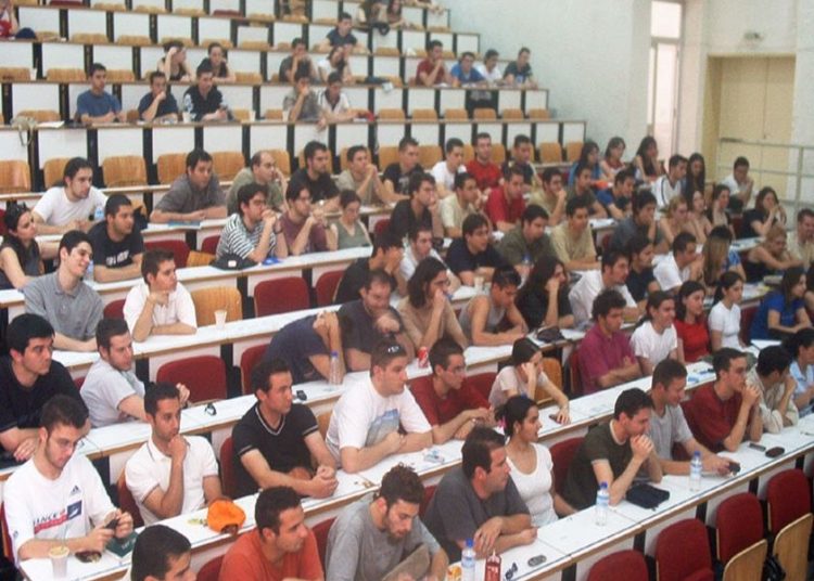 «Πάγωσαν» τα μεταπτυχιακά στα ΑΕΙ -Τι θα γίνει με τα δίδακτρα