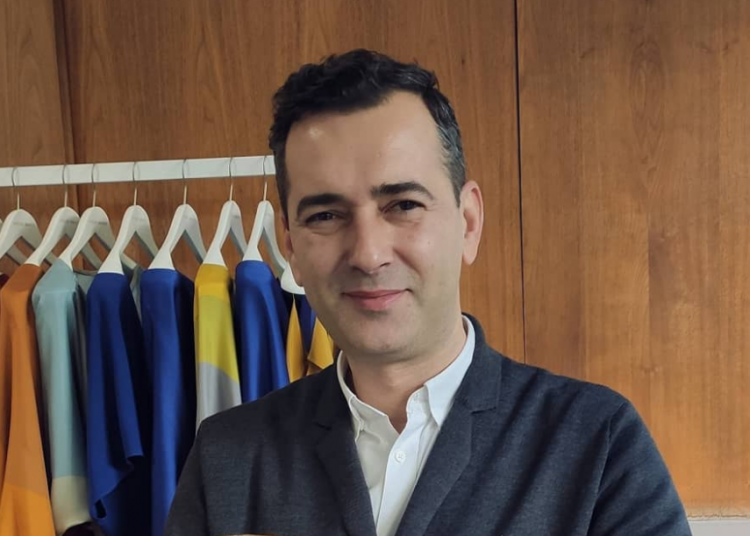 Άγγελος Μπράτης : Επειδή είμαι γκέι δεν ενδιαφέρονται για ‘μένα