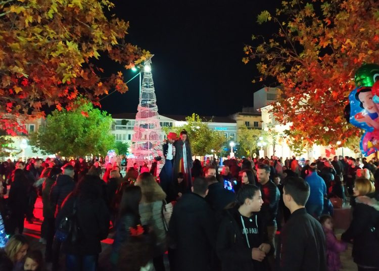 ΠΥΡΓΟΣ: Με πολύ κόσμο και κέφι σε μιά όμορφη γιορτή η φωταγώγηση του Χριστουγεννιάτικου δένδρου (φωτο)