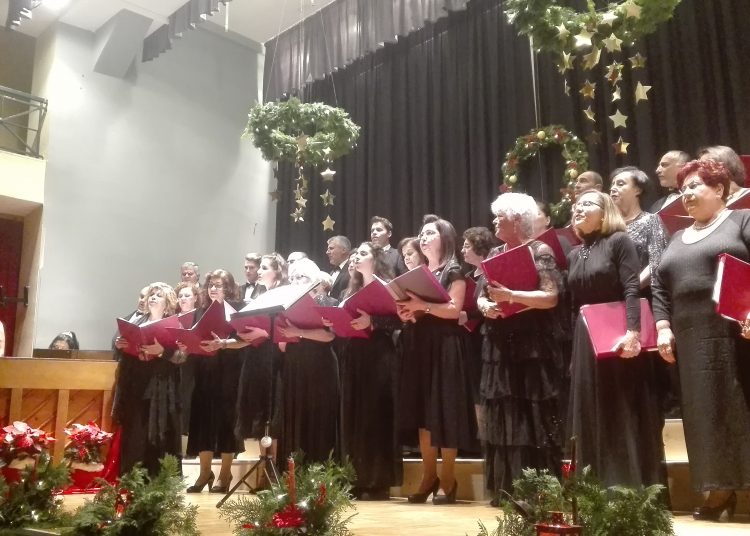 Λαμπερή Χριστουγεννιάτικη συναυλία της Μικτής Χορωδίας Μυρτουντίων στα Λεχαινά