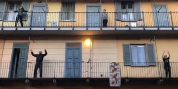 Κορονοϊός – Ιταλία: Καθημερινό ραντεβού για γυμναστική στα μπαλκόνια