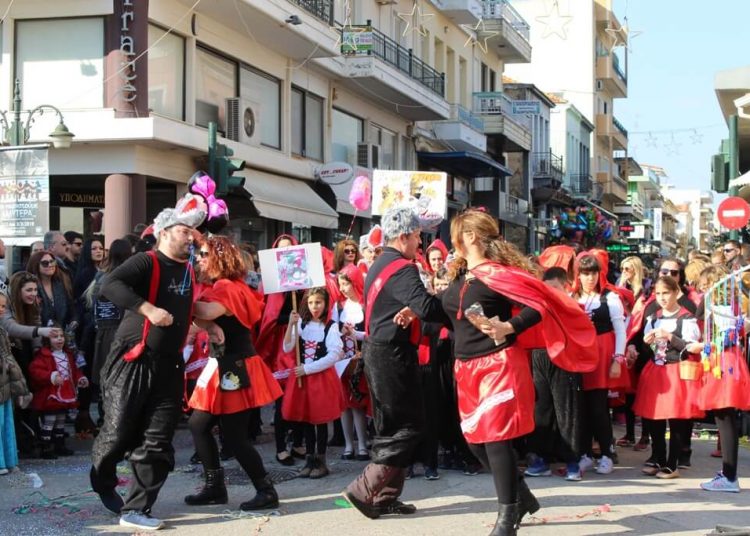 Καρναβάλι Αμαλιάδας: Ξεφάντωσαν χιλιάδες καρναβαλιστές και θεατές στην μεγάλη παρέλαση!