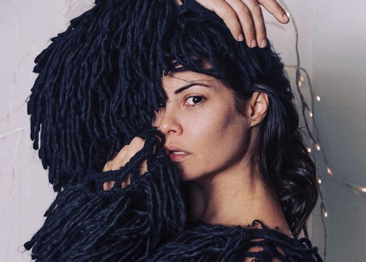 Μαρία Κορινθίου: Ποζάρει με εσώρουχα και ψηλοτάκουνα μπροστά στο χριστουγεννιάτικο δέντρο!