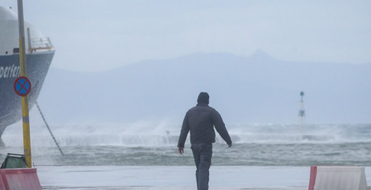 Καιρός: Ισχυροί άνεμοι και κρύο πριν το νέο ψυχρό κύμα και τα χιόνια
