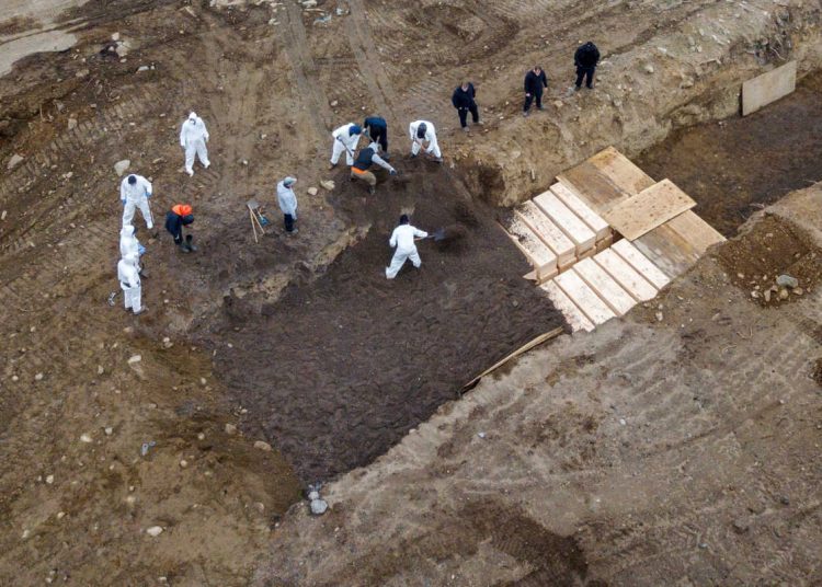 Νέα Υόρκη: Δυστυχώς, δεν είναι ψέμα! Ομαδικοί τάφοι για τους νεκρούς από τον κορονοϊό (Video+φωτο)