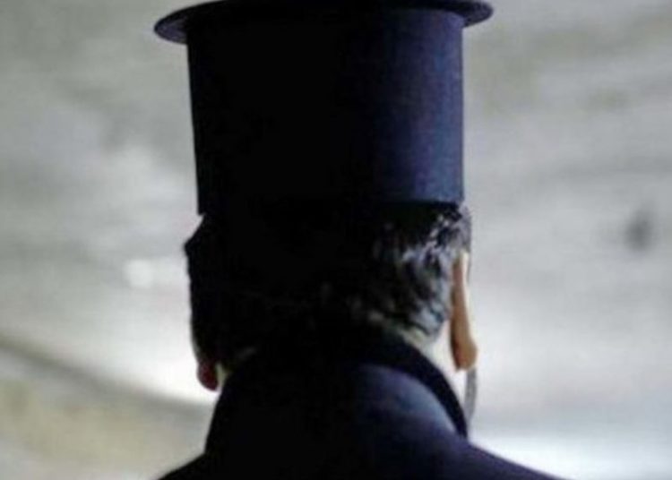 Ιερέας χαστούκισε πιστή γιατί πήρε δεύτερο αντίδωρο!