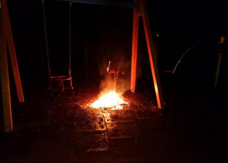 Έβαλαν φωτιά στην νέα παιδική χαρά στην Μυρσίνη