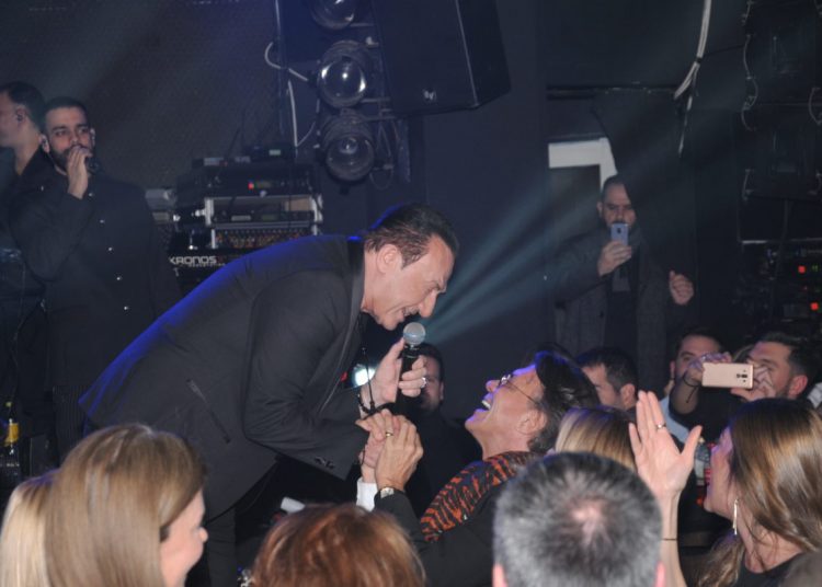 Ηλίας Ψινάκης: «Ξέφρενο» γλέντι στο Λευτέρη Πανταζή! [pics,vid]