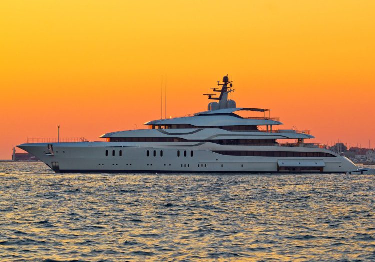 Κορωνοϊός -Forbes: Κροίσοι σαλπάρουν με γιοτ – νοσοκομεία