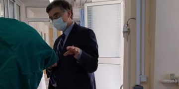 Σωτήρης Τσιόδρας: Συγκινούν οι φωτογραφίες του αγαπημένου γιατρού της Ελλάδας! Κάθε μέρα επισκέπτεται το νοσοκομείο