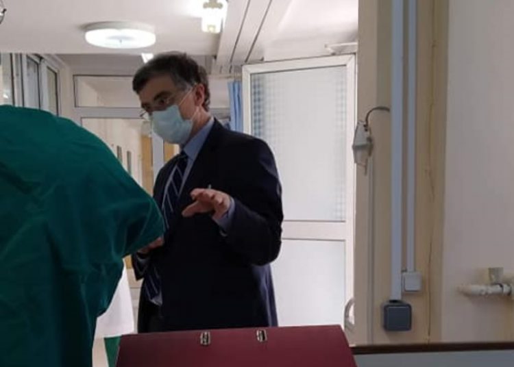 Σωτήρης Τσιόδρας: Συγκινούν οι φωτογραφίες του αγαπημένου γιατρού της Ελλάδας! Κάθε μέρα επισκέπτεται το νοσοκομείο