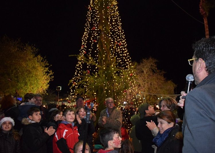 Φωταγωγήθηκε το Χριστουγεννιάτικο δέντρο στη Βάρδα