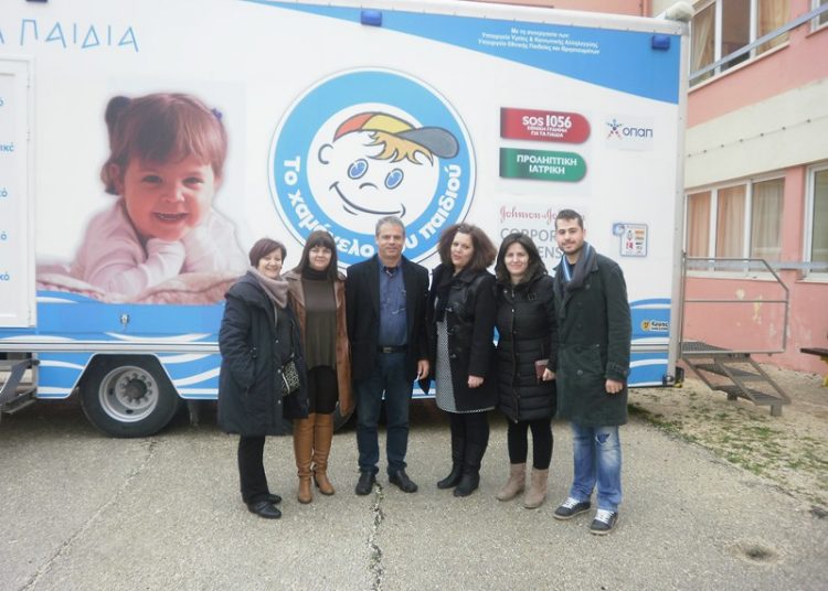 Ηλεία: Εξέταση μαθητών απο την κινητή μονάδα του “Χαμόγελο” (φωτο)