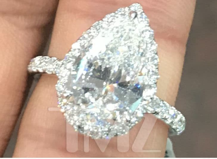 Αρραβωνιάστηκε η Ariana Grande – Βγάζει… μάτι το μονόπετρό της