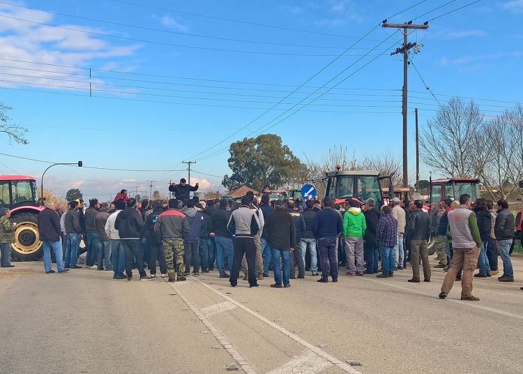 Στα άκρα οι αγρότες: Κλείνουν λιμάνια, αεροδρόμια και εθνικές οδούς