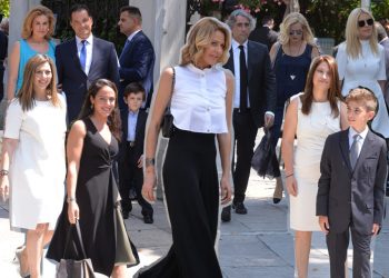 Οι σύζυγοι και τα παιδιά των υπουργών «έκλεψαν» λίγη από την λάμψη τους στην ορκωμοσία! [pics]