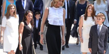 Οι σύζυγοι και τα παιδιά των υπουργών «έκλεψαν» λίγη από την λάμψη τους στην ορκωμοσία! [pics]