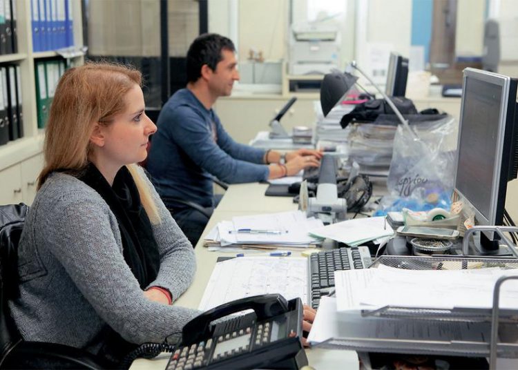 Δύο προγράμματα κατάρτισης για 13.000 νέους ανέργους