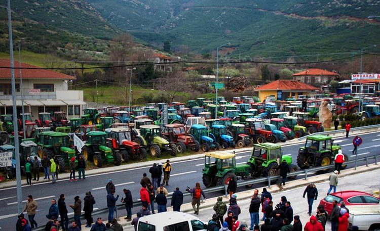 Παραμένουν στα μπλόκα οι αγρότες – Από Τρίτη θα αποφασίσουν αν θα δουν τον Τσίπρα