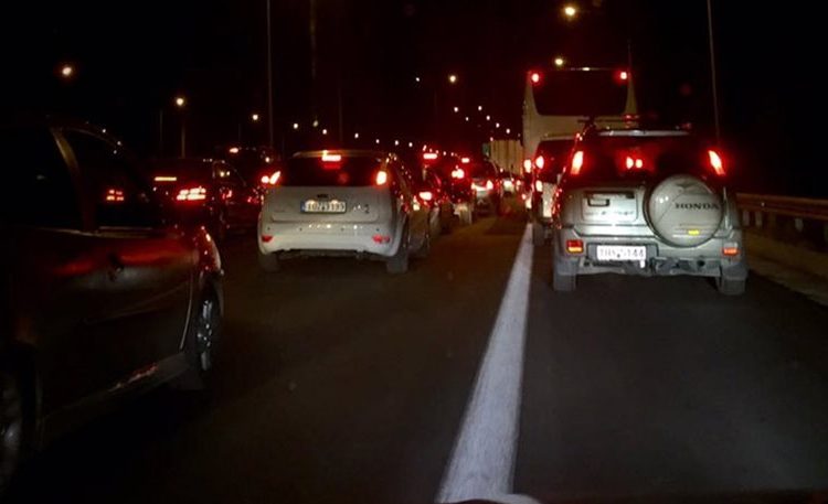 Ουρές χιλιομέτρων στην Ε.Ο Πατρών-Πύργου από τα μπλόκα των αγροτών