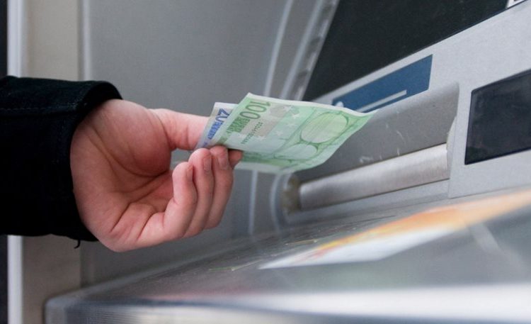 Η αβεβαιότητα και η παρατεταμένη διαπραγμάτευση «βλάπτουν» ξανά τις καταθέσεις