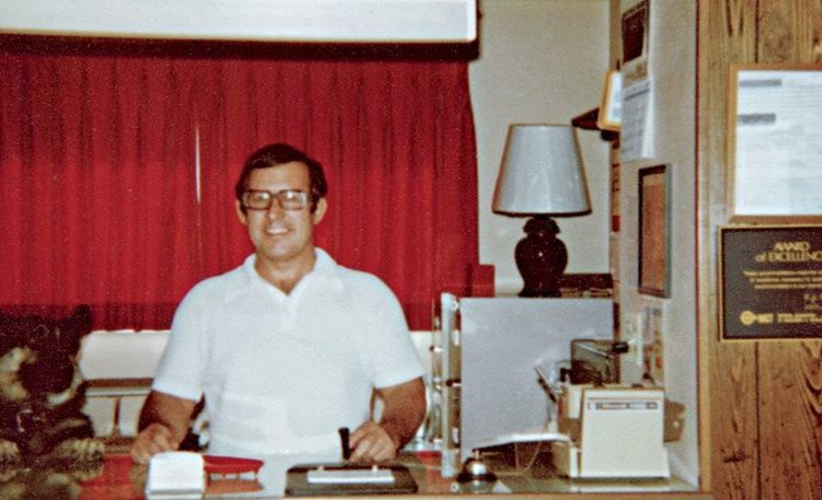 «Ο ηδονοβλεψίας»: Η απίστευτη ιστορία ενός ιδιοκτήτη μοτέλ