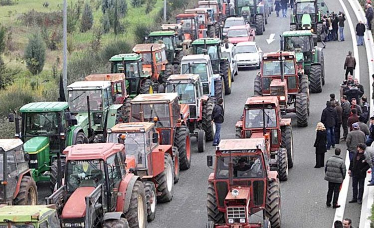 Στήνουν μπλόκα οι αγρότες σε όλη την Ελλάδα μέσα στον Ιανουάριο