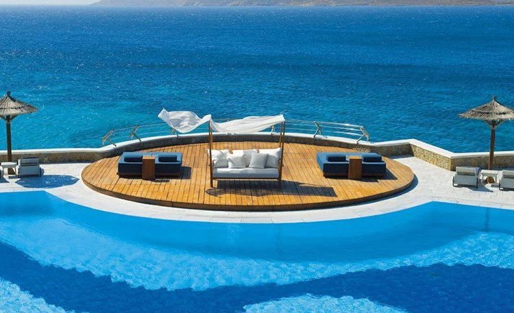 Ποιοι τρέχουν να αγοράσουν ξενοδοχεία στην Ελλάδα