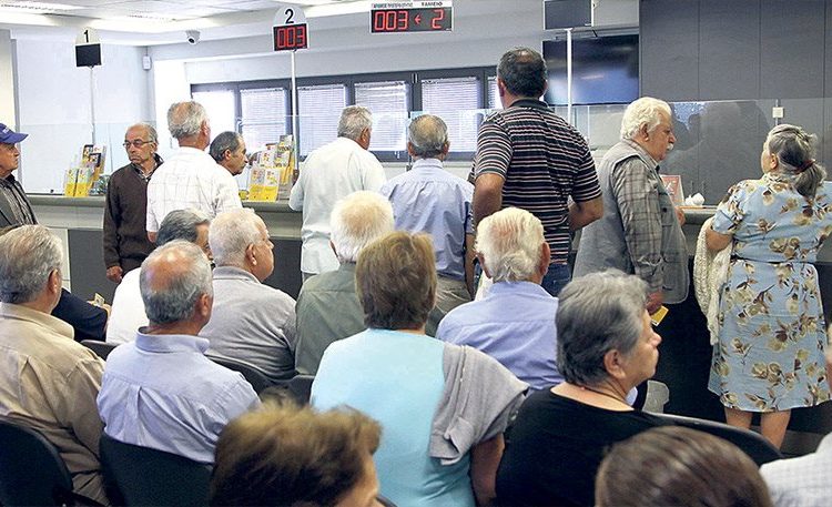 Διπλό σοκ στο δημόσιο: Σύνταξη στα 67 για όλους – Επικουρικό μειωμένο και κάθε 3 μήνες για τους συνταξιούχους