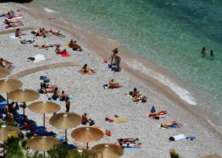 Καιρός: Στο «κόκκινο» σήμερα η θερμοκρασία – Πού θα βρέξει τη Δευτέρα (χάρτες)